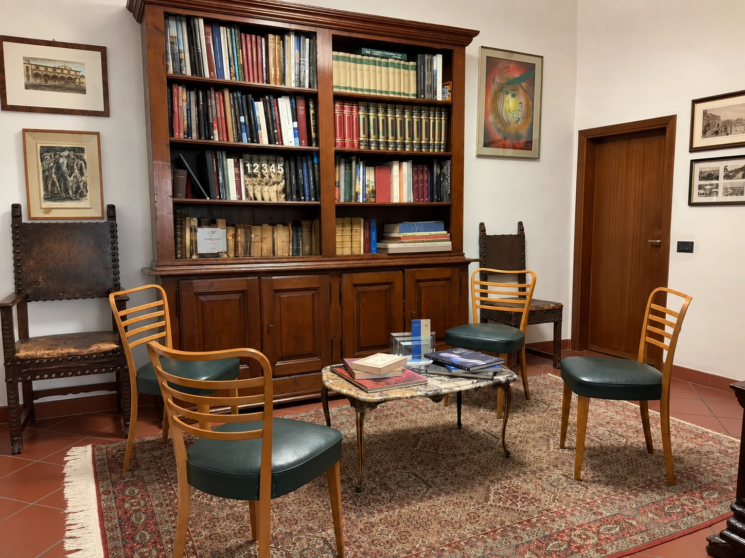 Sala d'attesa dello Studio Legale Roselli, con libreria e sedute